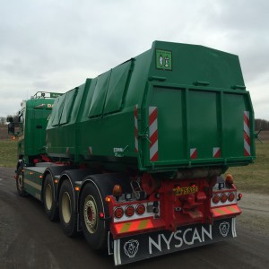 Container lastbil med lukket container til organisk bio affald.